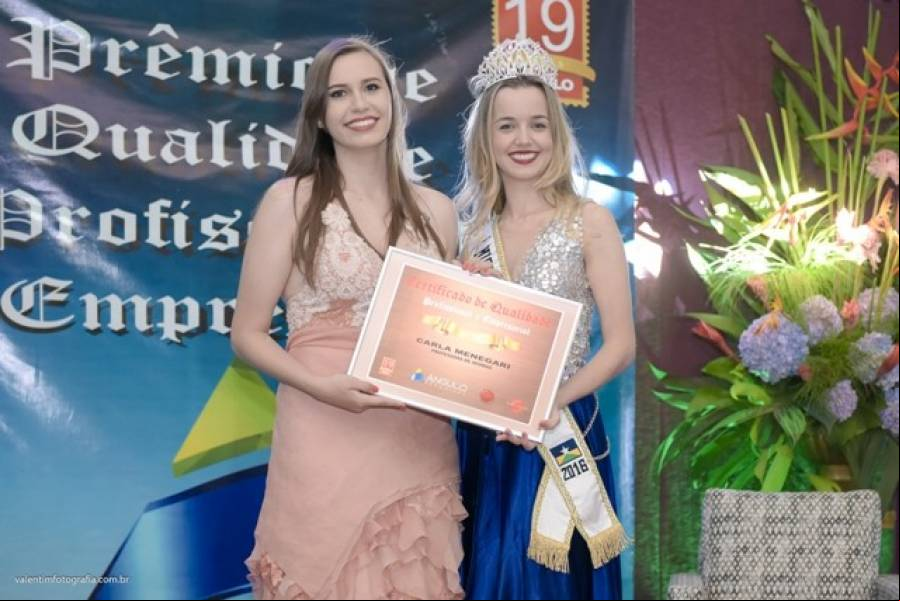 Ângulo Pesquisas entrega prêmio 